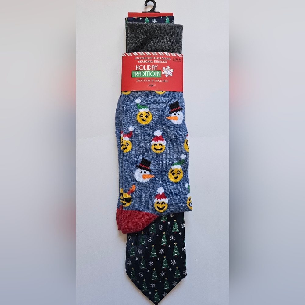 Hallmark Holiday Traditions Festive Sock and Tie Set NWT